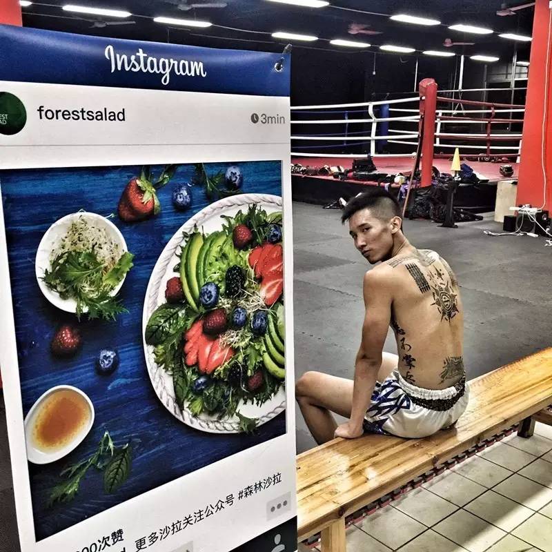 穷游小伙穷游西藏身体终于累垮,10年前穷游西藏