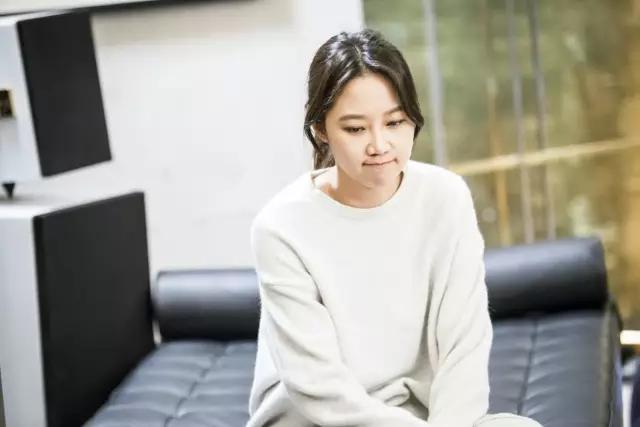 孔孝真同款棉袄,孔孝真穿搭灰色大衣