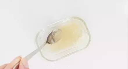 唇部去角质全过程,滋润双唇的有效唇部去角质方法