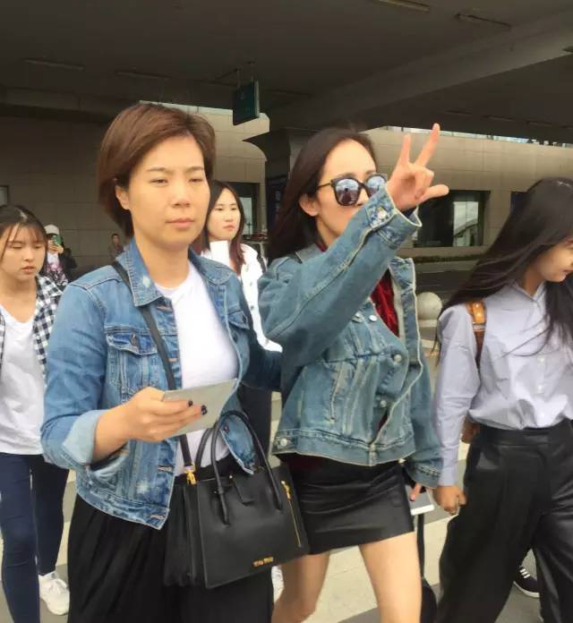 人家说你穿衣服可潮流你咋回答,今年大火的这件单品你真的会穿吗