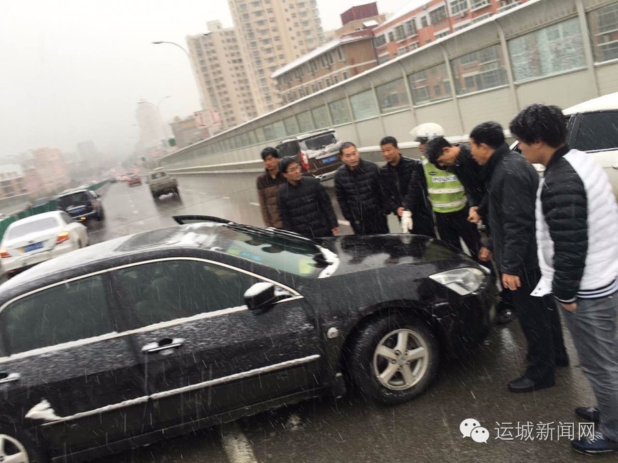 「降雪路况」市区道路交通平稳多条高速公路封闭我市长途汽车全线停运飞机场和铁路均未受到影响