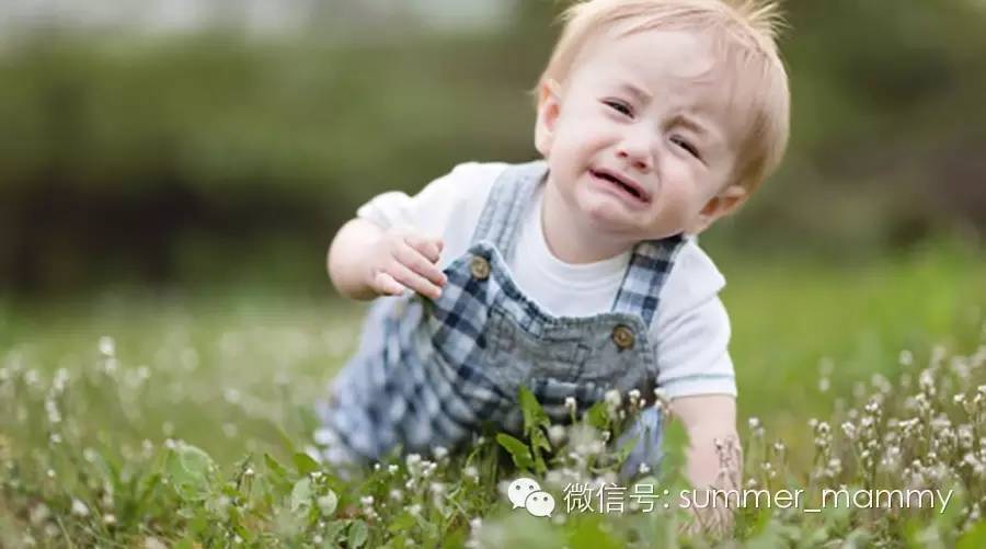 处理宝宝头部摔伤示范,宝宝头上撞伤怎么处理