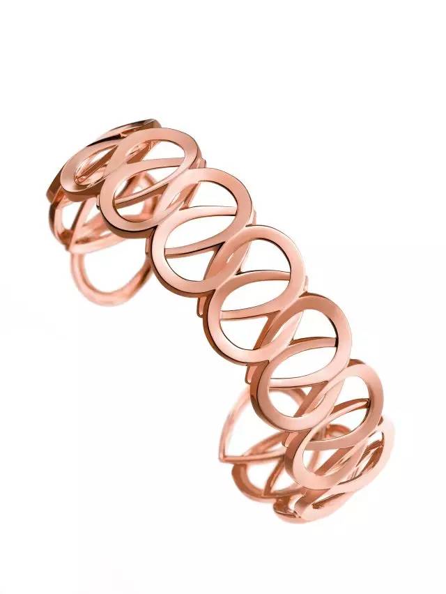 入冬后腕饰被“打入冷宫”？你该学学梦露的珠宝戴法！