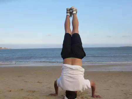 倒立教学教程,倒立上墙的动作教程