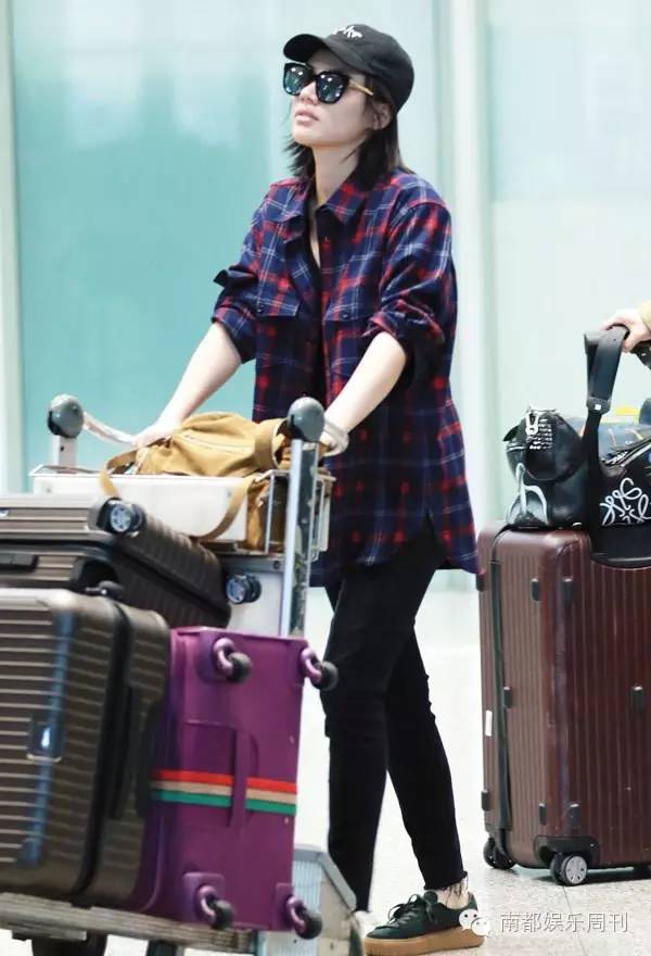 杨紫赵丽颖机场撞衫,杨紫周冬雨影后对比