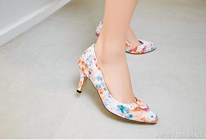 美鞋配美脚：老公送我一双涂鸦高跟鞋你们说，到底哪种好