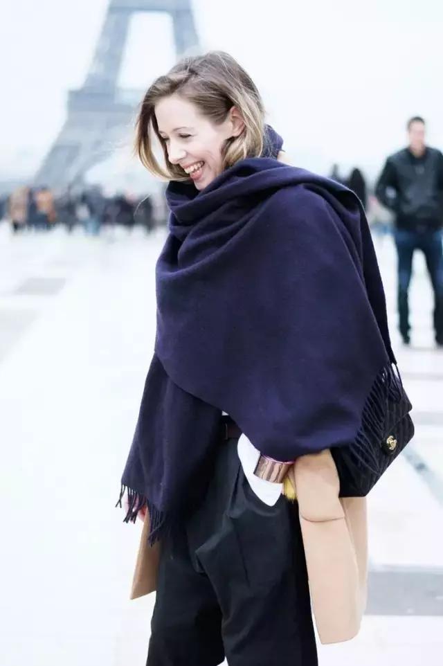 杨幂同款蓝色围巾,杨幂最新同款围巾