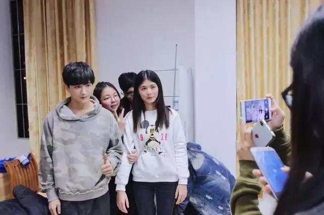 吃饭时直播，睡觉时赶路，《微能力者》校园宣传使出微能力！