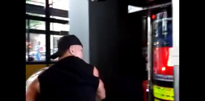 堪比泰森，一龙重拳889磅吓到老外，播求颤抖吧！