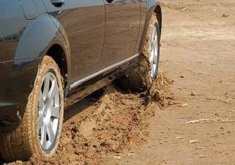 三轮车陷进泥里打滑出不来,车陷进泥里怎么解决