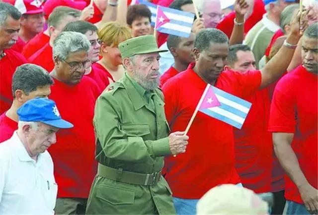 我哭豺狼笑的下句,我哭豺狼笑这句话出自哪里