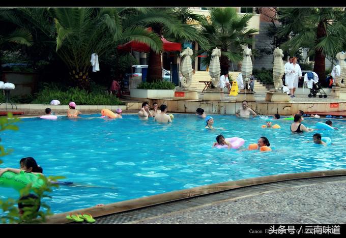 夜色下的罗茨温泉，看着养眼，泡着安逸