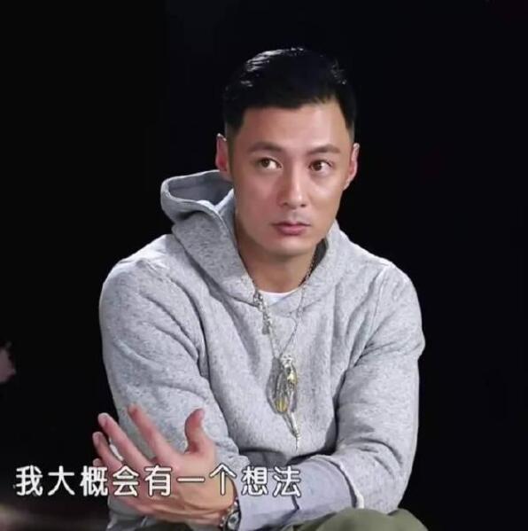 王思聪给爱犬买了只限量版lv包,王思聪给狗戴的羽毛项链