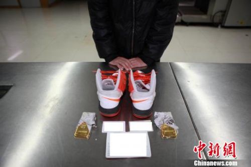 罗湖海关查黄金,男子鞋内私藏2千克黄金入境被查