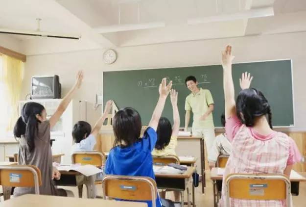 看了这张照片我才知道,老师对学生的爱,是如此细水无声!|特别关注