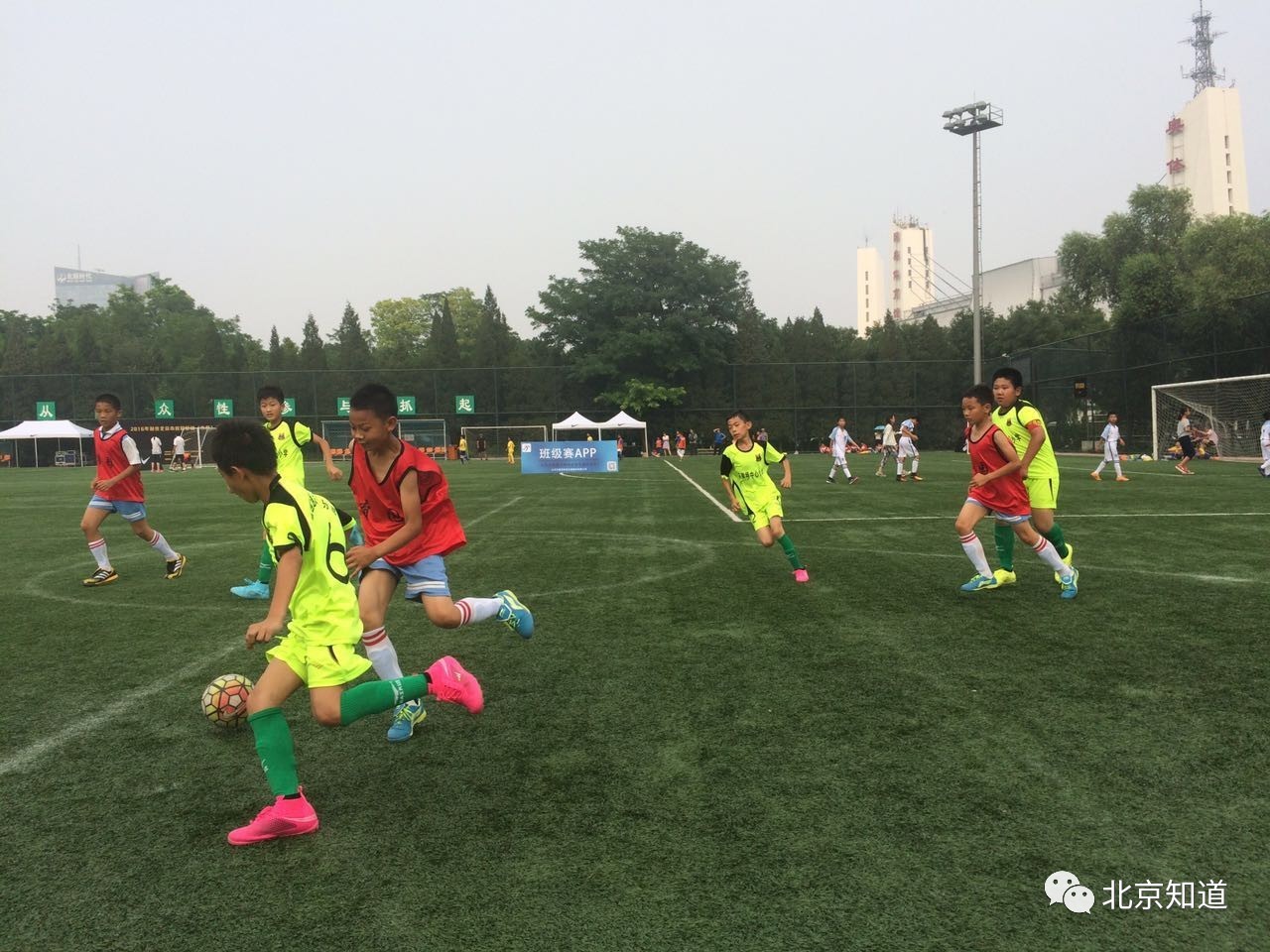 中国孩子被选到西班牙训练足球,中国小学足球队前往西班牙训练