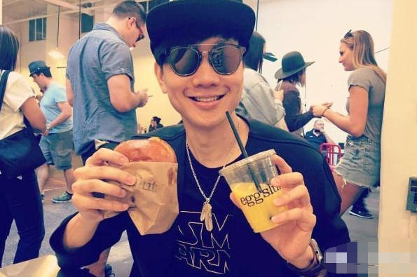 王思聪敢给王可可买这条狗链，看来是决定挑衅整个娱乐圈了