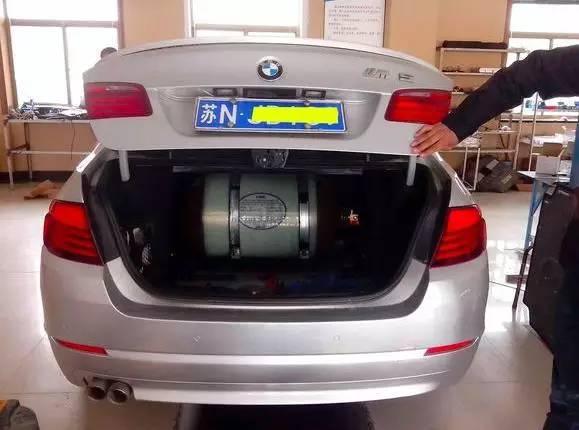 为了省油，车主把100万豪车开出了马车的感觉