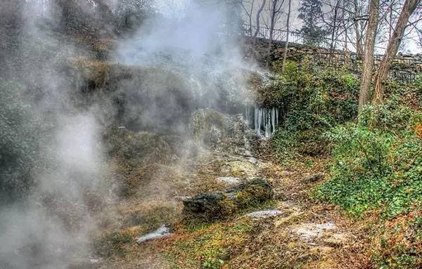 天冷了泡个温泉挺舒服,天冷了泡温泉放松一下心情