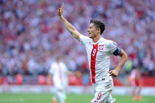 还记得足球巨星们的首球吗？