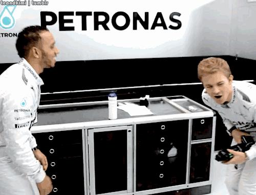 活久见｜斗了二十年的老队友，“将往事留在风中”