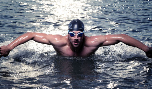 游泳的时候耳朵会进水吗,游泳耳朵进水疼痛怎么办