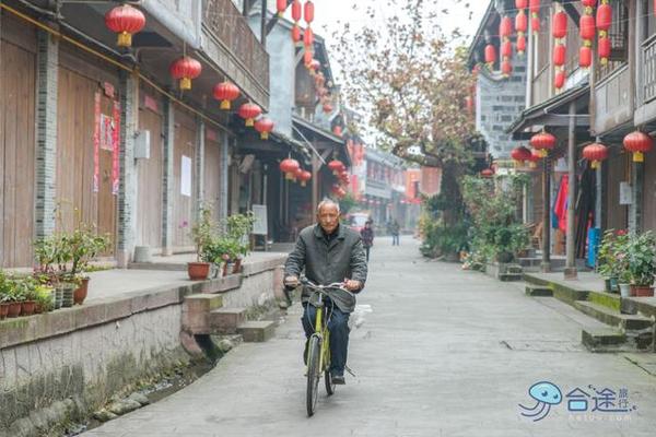 戏猴、爬山、观瀑布，那就跟我去卧龙谷！