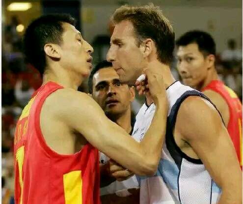 该出手时就出手，打球不行就打架，男篮在国际赛场的*力暴**事件