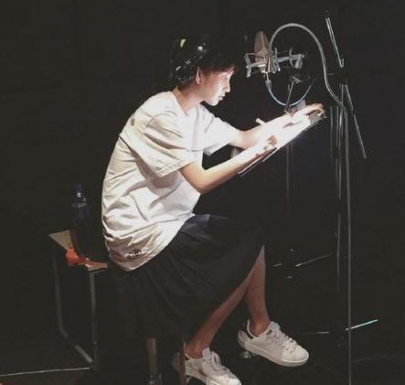 angelababy穿露脐装现身机场,angelababy出席活动穿粉红高跟鞋