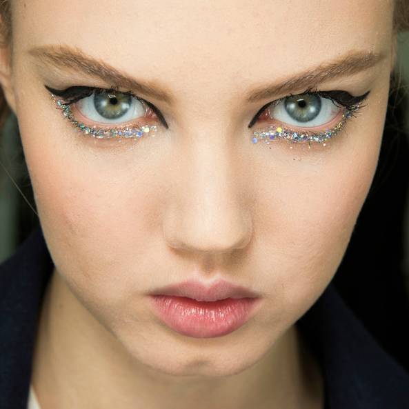 来汗巴黎香奈鹅学画一个美轮美奂的妆容吧呵呵呵呵！