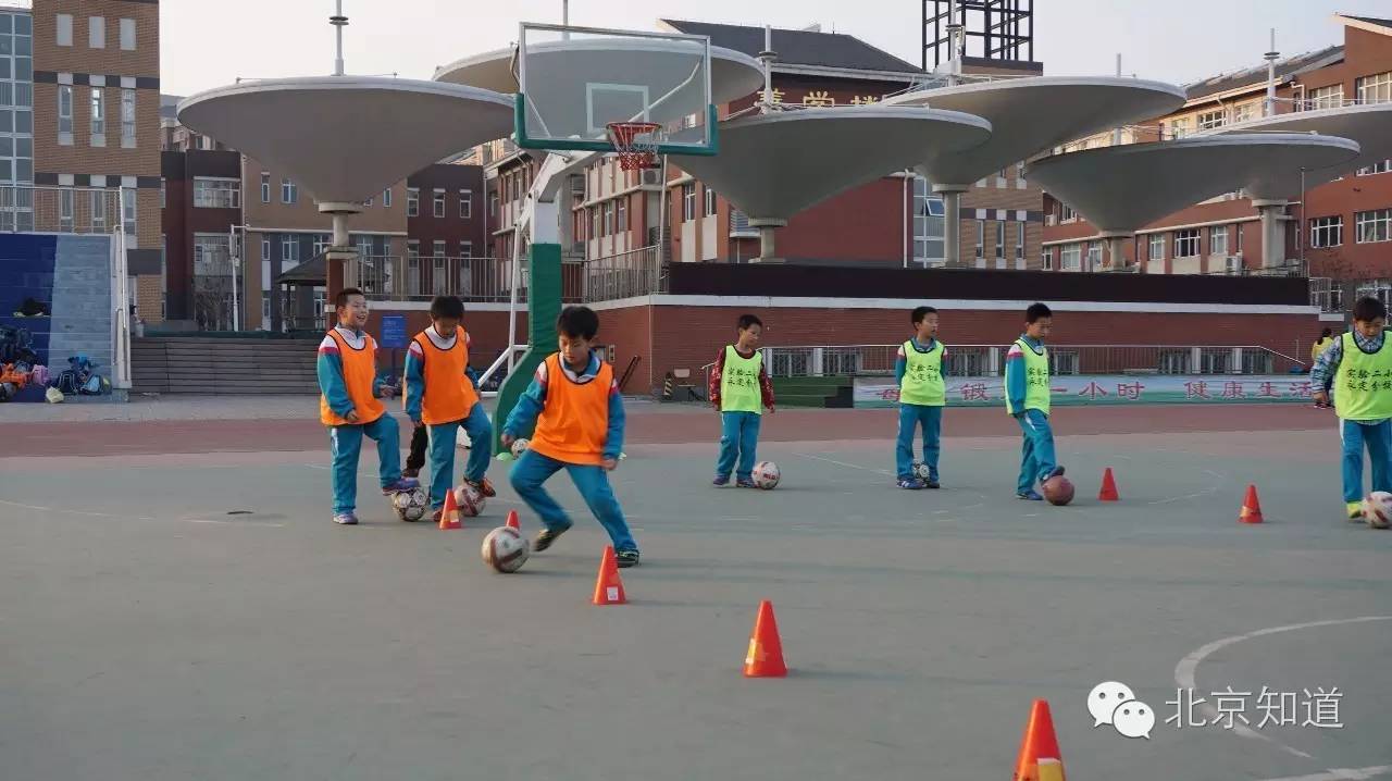 足球是让幼儿发展的第一运动,学校展开了一场激烈的足球赛