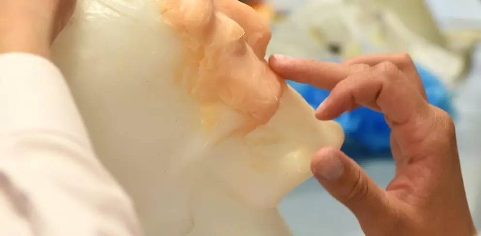 90后入殓师:摸着尸体,像摸冰啤