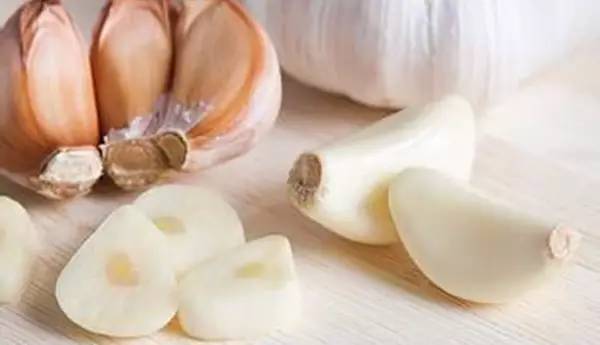 感冒咳嗽小妙招葱白加大蒜,感冒咳嗽只需一粒大蒜简单又实用