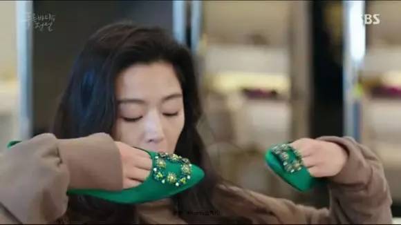 蓝色大海的传说垃圾桶捡衣服,全智贤蓝色大海同款包