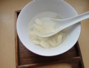 花生冰糖煮水治干咳吗,花生冰糖水治干咳吗