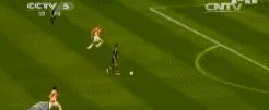孙继海防守c罗名场面,孙继海1v4门线解围gif