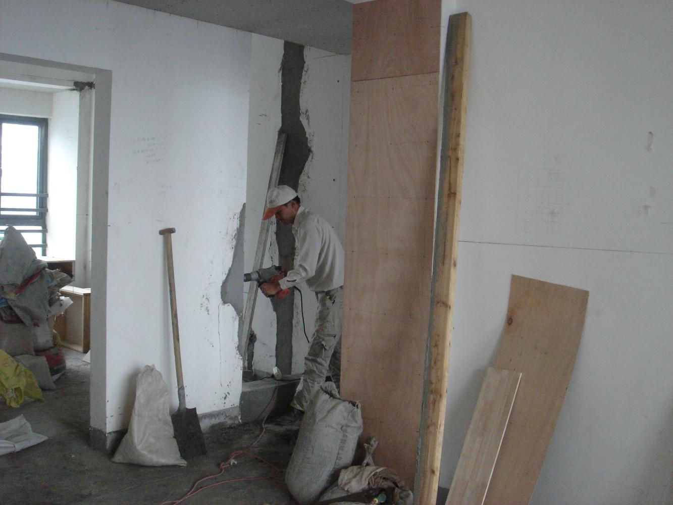 师傅赶工给墙面打孔会损坏墙体吗,工人打孔打坏瓷砖