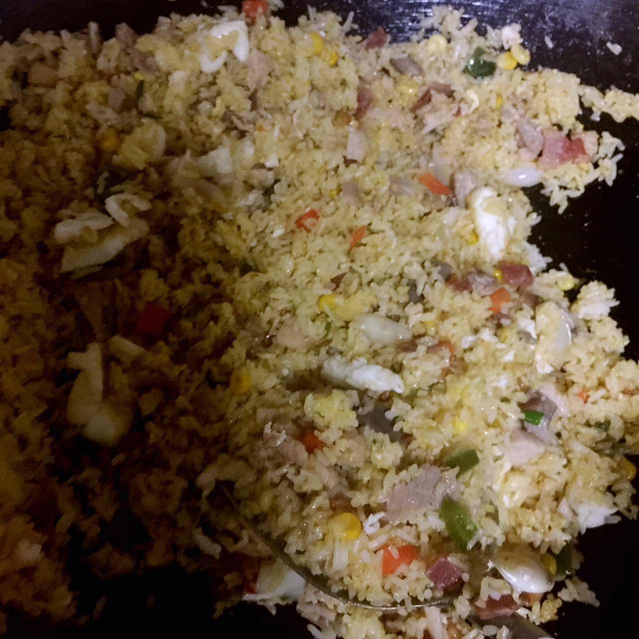 昨天剩的饭用电饭锅怎么蒸,黄金炒饭怎么才能炒成颗粒分明