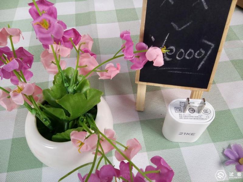 谁说“老人机”不时尚,21克手机给父母最温馨的时尚体验