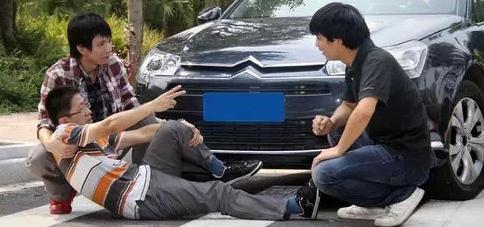 开车刮到人该怎么处理,开车刮了路边车自己走了怎么处理