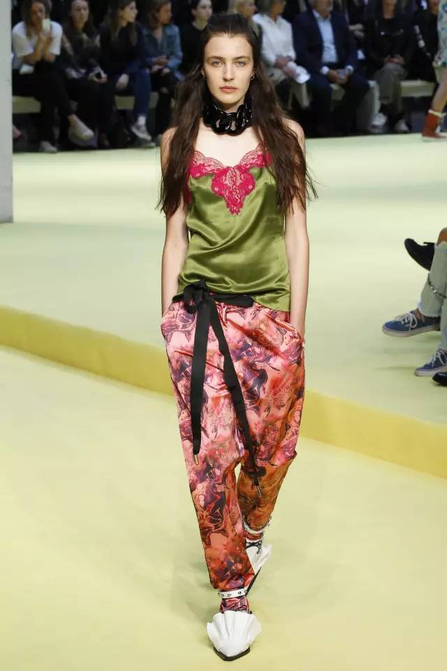 年度流行色盘点,流行色2023春夏经典绿隆重登场