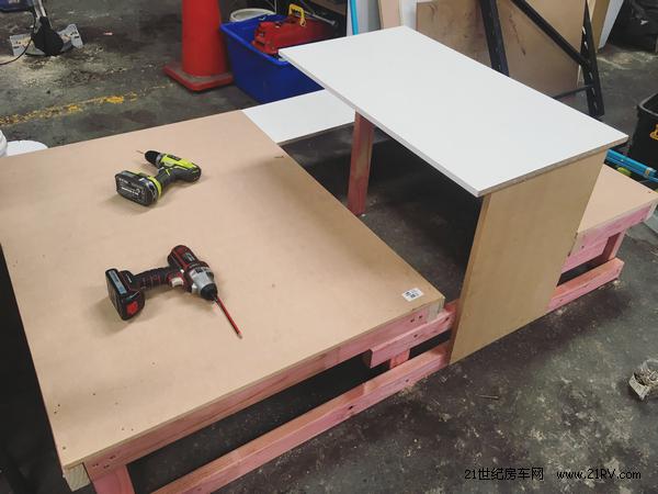 四川夫妻自改房车旅行,成都妹子环游世界