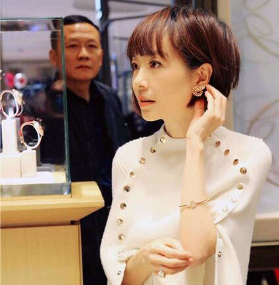 鲁豫换发型后照片,郭碧婷鲁豫同款短发