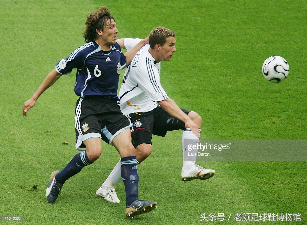 足球鞋历史第一战靴,历史最好碎钉足球鞋