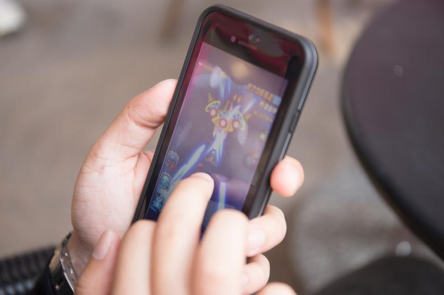 苹果手机砸核桃测评,砸核桃的苹果手机