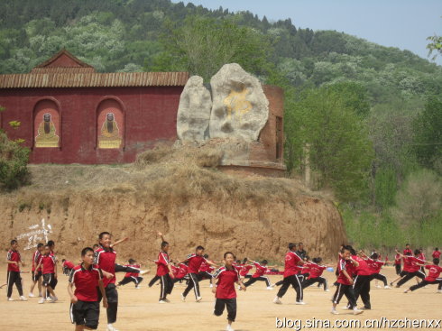 河南登封塔沟武校万人表演直播,河南郑州登封塔沟武术学校打山门