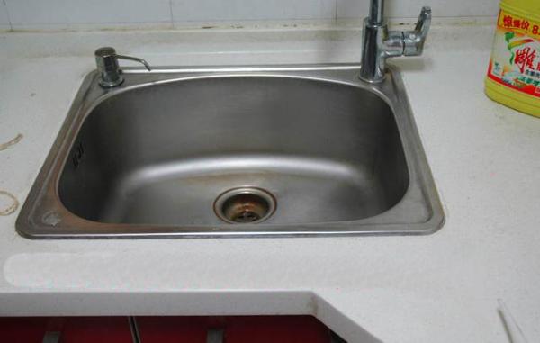 水槽边用久了发霉,水槽用除胶剂后生锈了