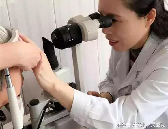 小女孩总是两眼泪汪汪……原来是睫毛“逆生长”