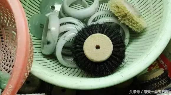 翡翠色差对人体的影响,湿气对翡翠的影响