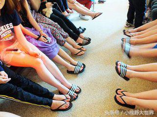 韩国人穿袜子穿拖鞋 (韩国人为什么喜欢穿白色袜子拖鞋)